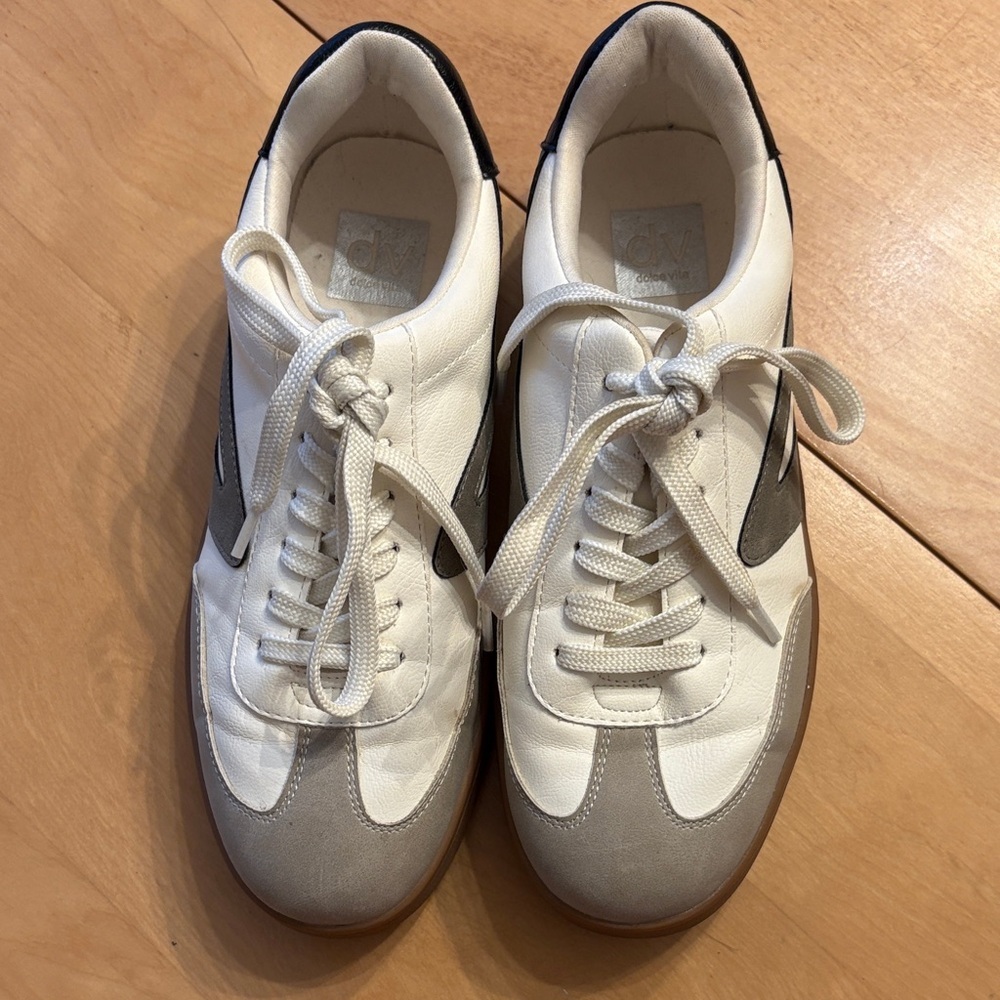 Women’s DV by Dolce Vita Voyage Sneakers. White and Gray Casual Lace-Up. Size 8